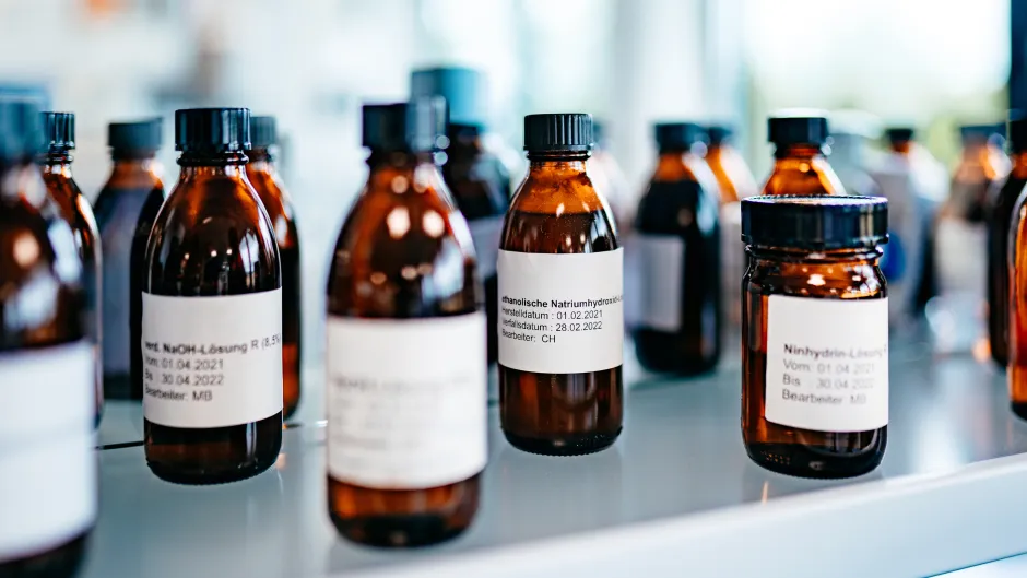 Flaschen mit Chemikalien